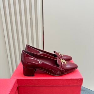 Ferragamo - Pump with Gancini Ornament