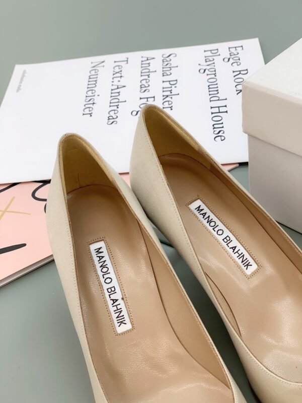 Manolo Blahnik - Hangisi