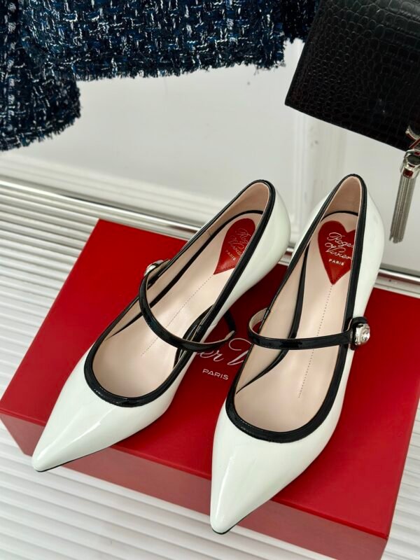 Roger Vivier - Mary Jane Virgule Pumps in Patent Leather