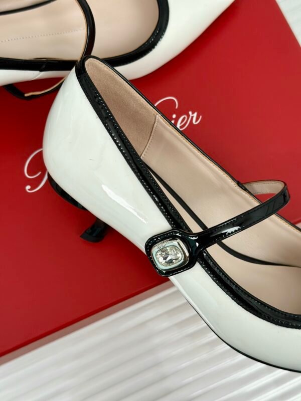 Roger Vivier - Mary Jane Virgule Pumps in Patent Leather