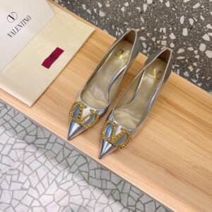 Valentino - Logo-Plaque Leather Pumps