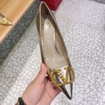 Valentino - Logo-Plaque Leather Pumps