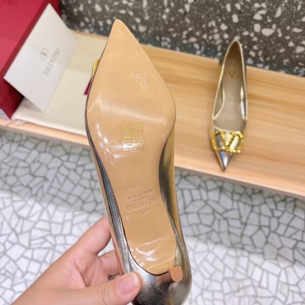 Valentino - Logo-Plaque Leather Pumps